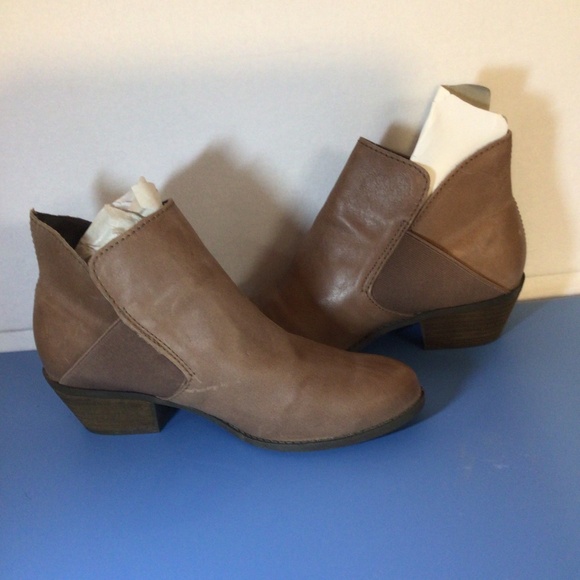 Comfy Booties 8.5 Medium Leather Zoey by Me Too in Cognac - Picture 1 of 4